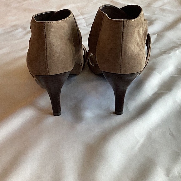 Nine West Suede Heels in Tan Size 8 - Picture 3 of 8